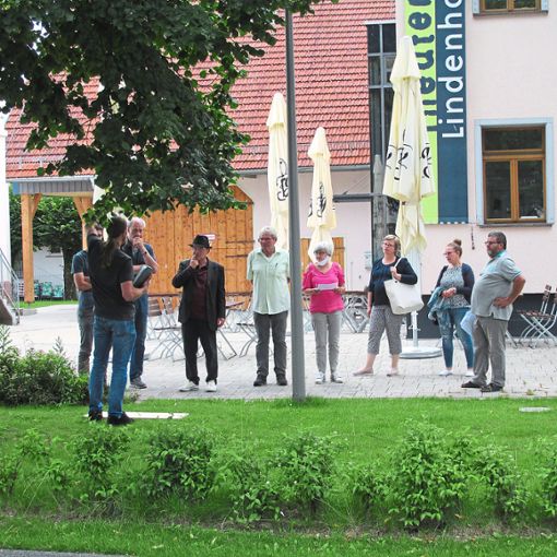 Vor dem Theater Lindenhof soll der Bücherschrank aufgestellt werden. Klaus Szaukellis stellt das Projekt vor.Foto: Barth Foto: Schwarzwälder Bote