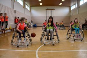 Simmozheimer Grundschüler erlebten beim Rollstuhl-Basketball, wie sich körperlich behinderte Menschen fühlen.  Foto: Bausch Foto: Schwarzwälder Bote