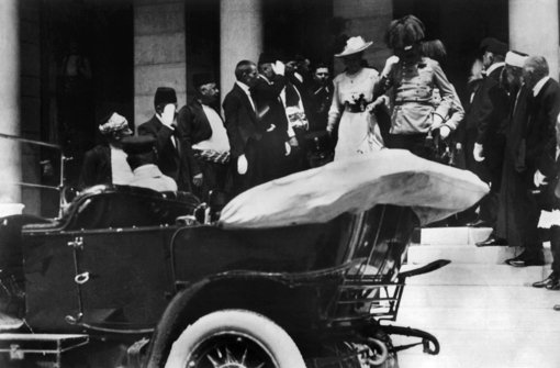 Das österreichische Thronfolgerpaar Erzherzog Franz Ferdinand und seine Gemahlin Sophie am 28.Juni 1914 in Sarajevo, wenige Augenblicke vor einem tödlichen Attentat. Foto: dpa