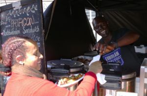 Die senegalesischen Spezialitäten sind beim Streetfoodfestival  in Schwenningen  heiß begehrt –  und das nicht nur wegen des freundlichen Personals hinter der Theke. Foto: Rainer Bombardi