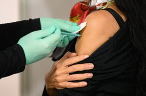 Auf die dritte Impfung gegen das Coronavirus – auch Boosterimpfung genannt – könnte eine vierte folgen. (Symbolbild) Foto: dpa/Robert Michael
