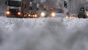 Starke Schneefälle sorgen für Verkehrschaos auf B 31