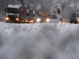 Es blieben über zehn Lastwagen und zahlreiche andere Fahrzeuge auf der schneebedeckten Fahrbahn stecken. (Symbolfoto) Foto: dpa