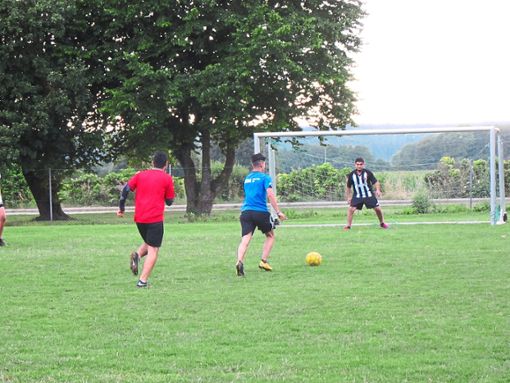 Um jeden Ball wird gekämpft bei den Spielen der Fußballgruppe. Sehr aktiv dabei sind auch einige Flüchtlinge, die gut integriert sind. Fotos: Göttling Foto: Schwarzwälder Bote