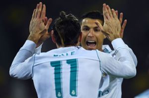 Cristiano Ronaldo (re.) feiert mit Gareth Bale den Sieg der Königlichen in Dortmund. Foto: AFP