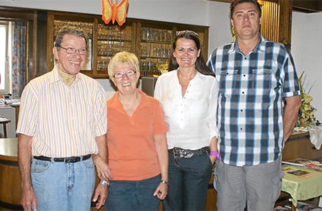 Die Nachfolge ist gesichert: Gerhard und Hildegard Kienzle verkaufen die Traditionswirtschaft Hecht an Tina und Dusan Zabcic (von links).