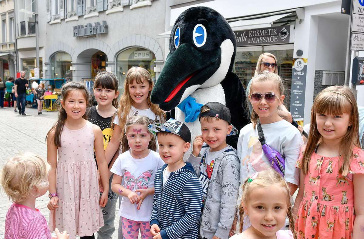 Paul der Pinguin am Stand der Lahrer Zeitung war sehr beliebt, mit ihm wollten sich viele Kinder fotografieren lassen. Foto: Kiryakova