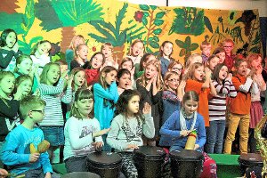 Die Kinder der Grund- und Werkrealschule haben Spaß beim Trommeln und SIngen.  Foto: Wahl Foto: Schwarzwälder-Bote