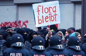 Heftige Auseinandersetzungen haben sich Polizei und Demonstranten im Hamburger Schanzenviertel geliefert. Foto: dpa