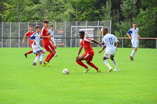 Ein guter Test für die B-Junioren von Viktoria Köln (in rot) war das Spiel gegen Luxemburgs U17 in Dietersweiler.  Foto: Schwark Foto: Schwarzwälder Bote
