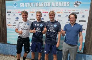 Fabian Baumgärtel (zweiter von links) und Marc Stein bleiben den Kickers auch in der nächsten Saison erhalten. Sportdirektor Michael Zeyer und Trainer Horst Steffen (links) sind zufrieden. Foto: Stuttgarter Kickers