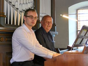 Felix Rollbühler (links) und  Siegfried Baral gaben ein Orgelkonzert in der Blumhardt-Kirche in Möttlingen.  Foto: Tröger Foto: Schwarzwälder Bote