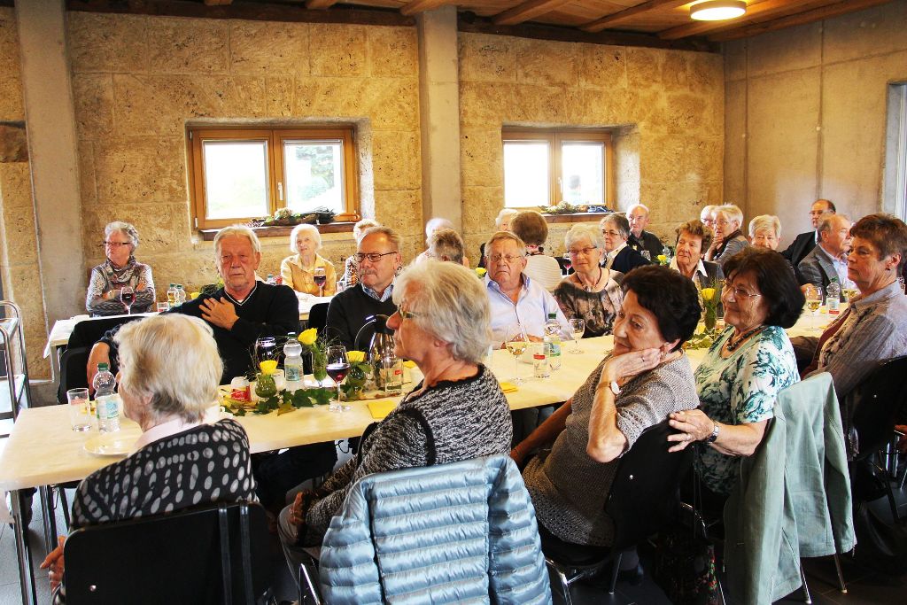 In der Schlossscheuer freuten sich die Senioren über das Programm bei ihrem Nachmittag. Fotos: Raab