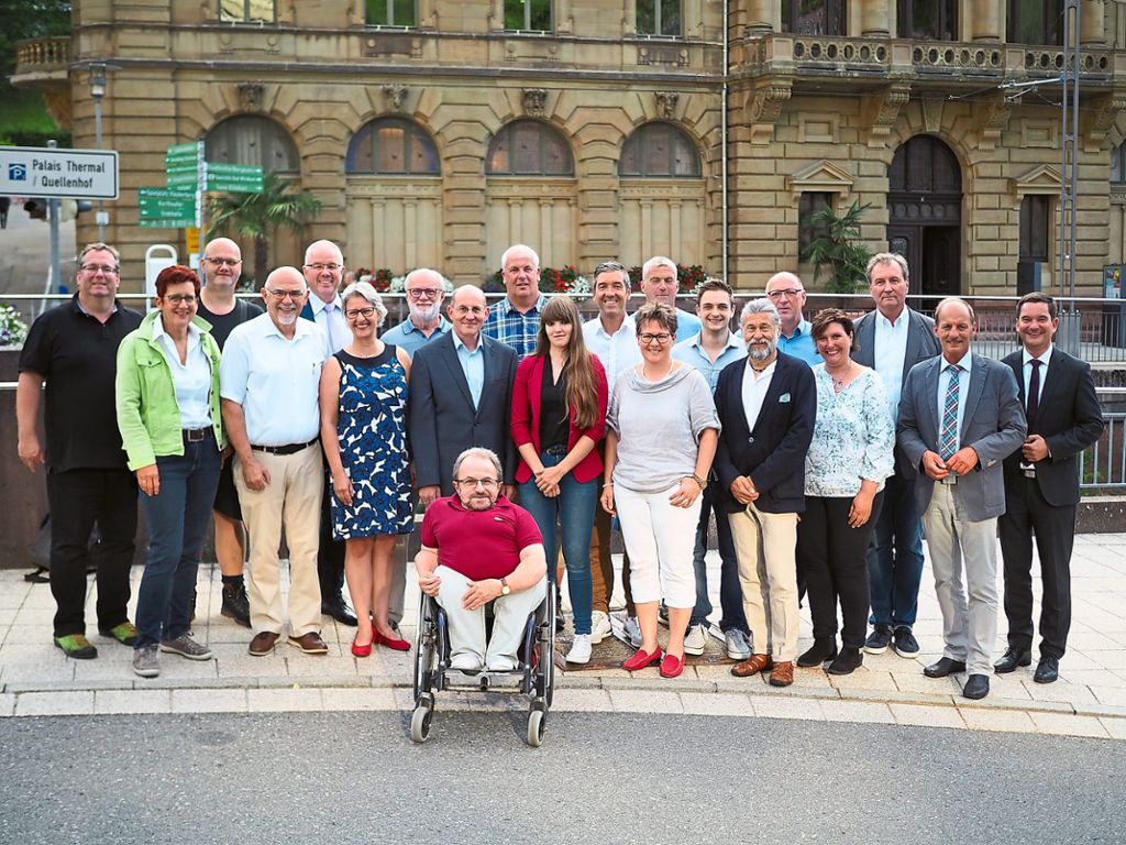 Bürgermeister Klaus Mack (rechts) verpflichtete den neu gewählten Gemeinderat der Stadt Bad Wildbad für die zehnte Legislaturperiode. Auf dem Bild fehlt Hans-Henning Saß (SPD). Foto: Mutschler