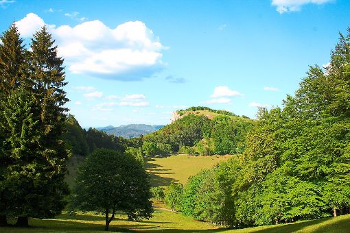 Blick auf den Lochenstein: Die Tour führt durch malerische Landschaften. Foto: Zollernalb-Touristinfo Foto: Schwarzwälder-Bote
