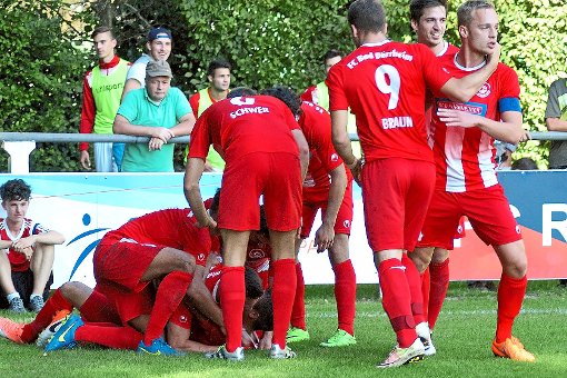 Die Bad Dürrheimer Spieler bejubeln die 1:0-Führung in Rielasingen durch Sime Fantov in der 51. Minute.  Foto: Morat Foto: Schwarzwälder-Bote