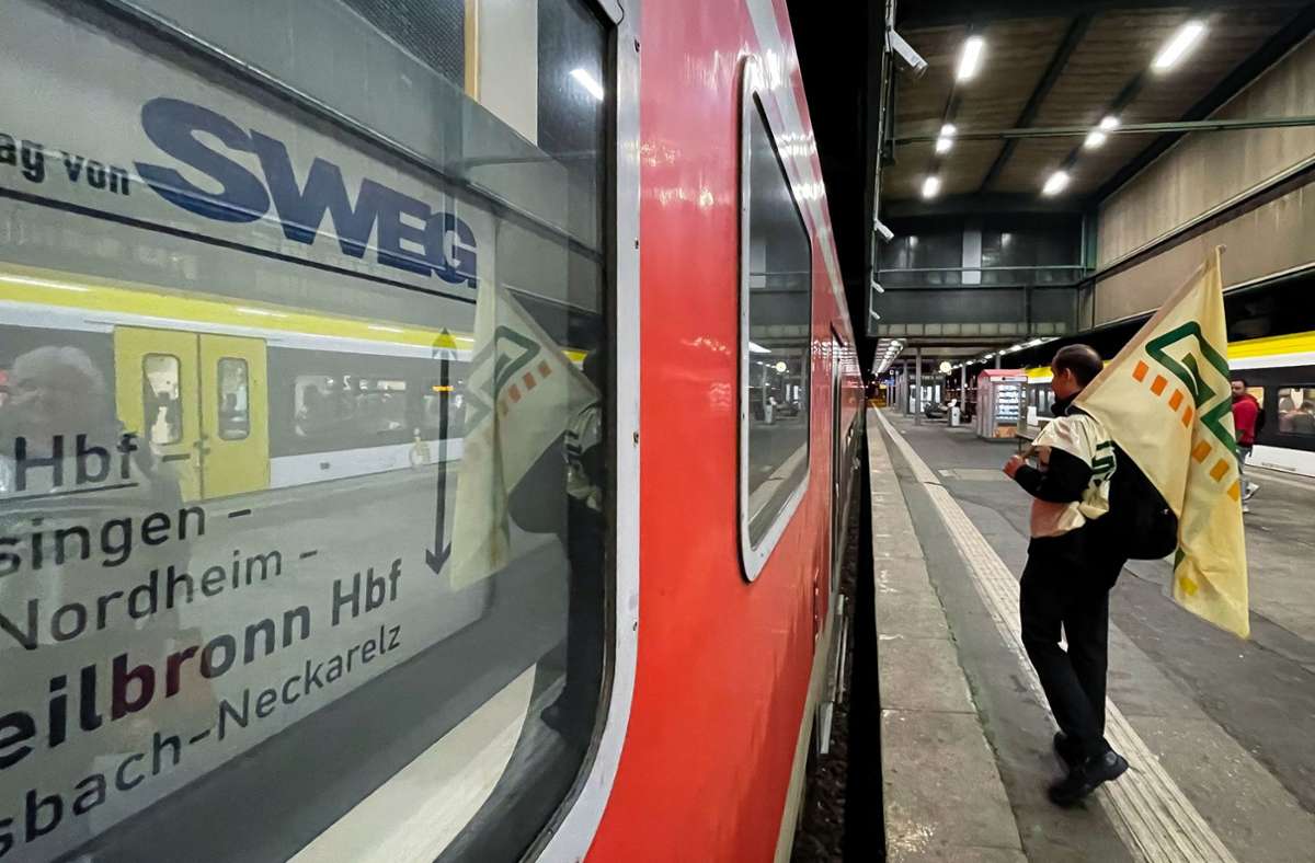 Angestellte streiken an einem Bahngleis am Stuttgarter Hauptbahnhof. (Archivbild) Foto: dpa/Christoph Schmidt