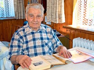 Der 90-jährige Georg Weißer Georg Weißer blättert in den Hofchronik mit Ortsgeschichte  von Brigach.  Foto: Sautter Foto: Schwarzwälder-Bote
