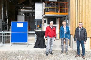 Stadtwerke-Leiter Günter Garbe (von links), Altensteigs Bürgermeister Gerhard Feeß und Warts Ortsvorsteher Michael Löb sind überaus zufrieden mit den Dimensionen, die das Bio-Energiedorf Wart angenommen hat. Foto: Stadler