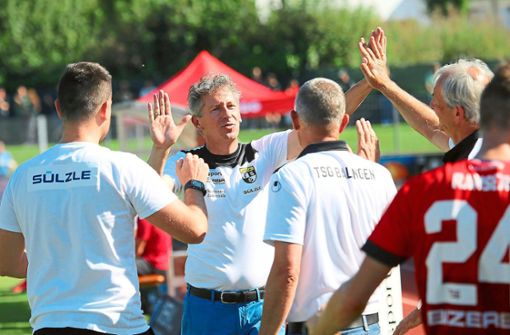 Abklatschen mit den Trainerkollegen: Balingens Chefcoach Martin Braun ist mit der Vorrunde zufrieden. Foto: Kara