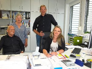Klaus und Ursula Brandstätter sowie Carmen und Dirk Brandstätter  (von links) feiern das 25-jährige Jubiläum ihres Unternehmens für CNC-Mechanik.  Foto: Stocker Foto: Schwarzwälder-Bote