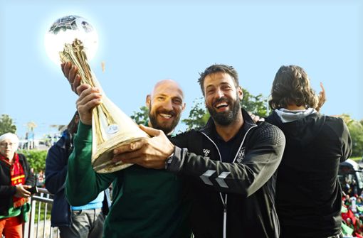 Magdeburgs Trainer Bennet Wiegert (re.) und Assistent Yves Grafenhorst feiern den Gewinn der Club-Weltmeisterschaft im vergangenen Oktober. Foto: imago/Christian Schrödter