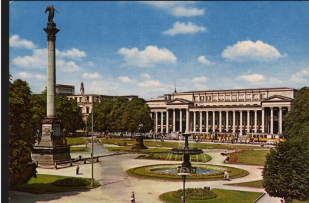 Die Postkarte zeigt den Schlossplatz samt Siegessäule und Königsbau.