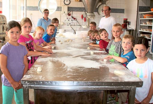 So fleißig sind Ferienkinder in Dauchingen: Sie lernten am Montag bei der Bäckerei Fleig Interessantes über das handwerkliche Backen. Foto: Preuß Foto: Schwarzwälder Bote