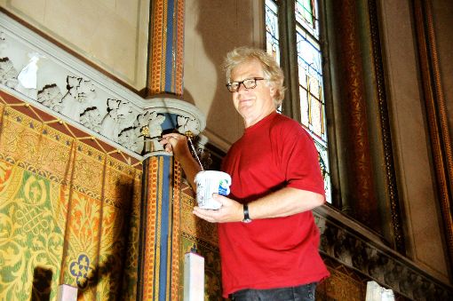 Walter Max Götter restauriert derzeit in der Christuskapelle auf der Burg Hohenzollern den Stuck und die neugotische Wandmalerei.  Im Juli soll die erste Phase fertig sein.  Foto: Rapthel-Kieser/Schramm Foto: Schwarzwälder-Bote