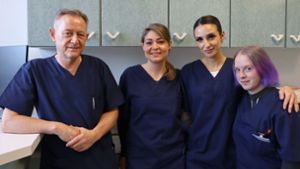Heinz-Georg Schneider und sein Team. Die Praxis ist nun Teil des MVZ am Klinikstandort Balingen. Foto: Gauggel