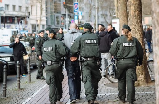 In der Kölner Innenstadt gab es eine Prügelei, in der 300 Anhänger beider Vereine involviert waren. Foto: dpa
