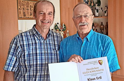 Dietmar Keilig, stellvertretender Vorsitzender des Heimatvereins (links) beglückwünscht Klaus Ertl   zum runden Geburtstag. Foto: Wahl