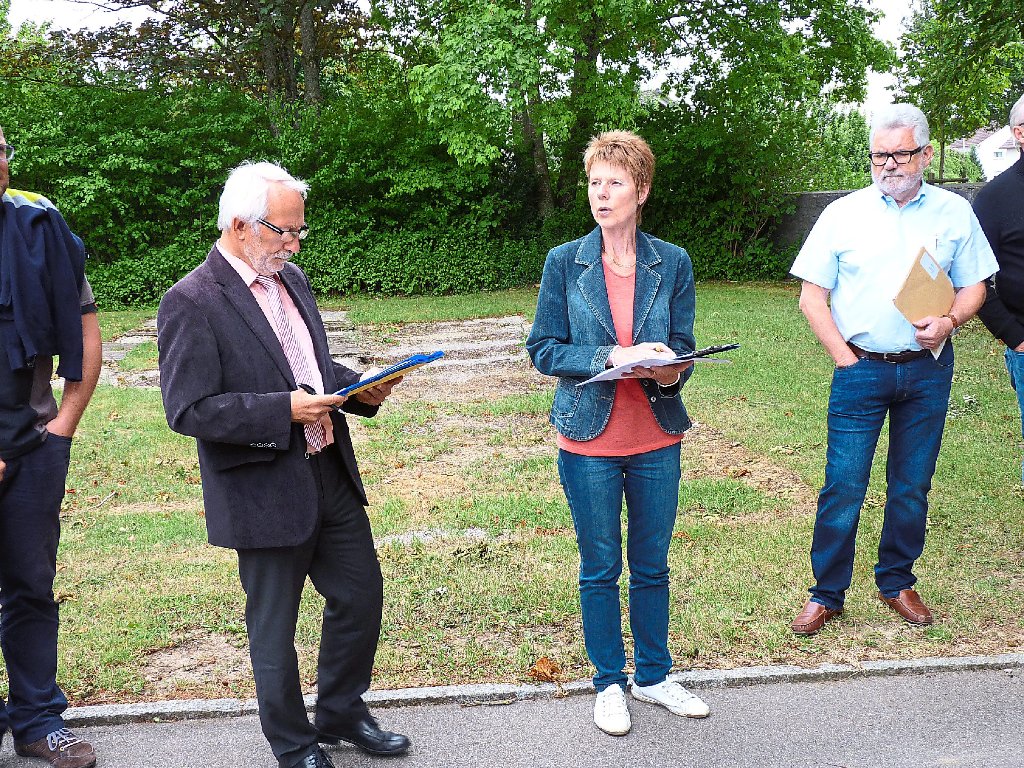 Bürgermeister Albert Schindler und Adelinde Hellstern unterhielten sich  mit den Gemeinderäten über die Möglichkeiten der zukünftigen Friedhofsgestaltung. Die Urnengräber sind auf der im Hintergrund zu sehenden Fläche angedacht. Fotos: Begemann