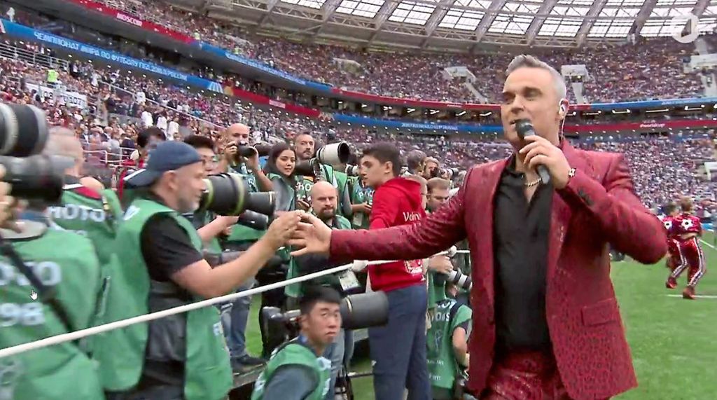 Das ist der Moment: Michael Kienzler (links) klatscht mit Popstar Robbie Williams ab.