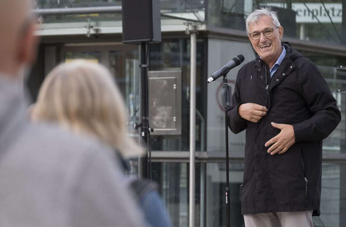 Bernd Riexinger wirbt auf dem Stuttgarter Marienplatz um ein neues Mandat für den Bundestag. Foto: Linkspartei/Roland Hägele