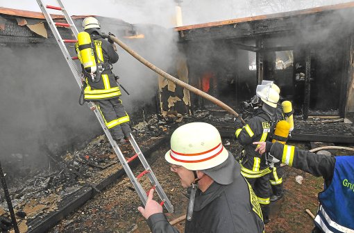 Nichts mehr zu retten gab es beim Brand eines Wohnhauses in der Panoramastraße in Sulgen. Vor Ort waren rund 70 Helfer von Rotem Kreuz, Feuerwehr und Polizei.  Foto: Wegner