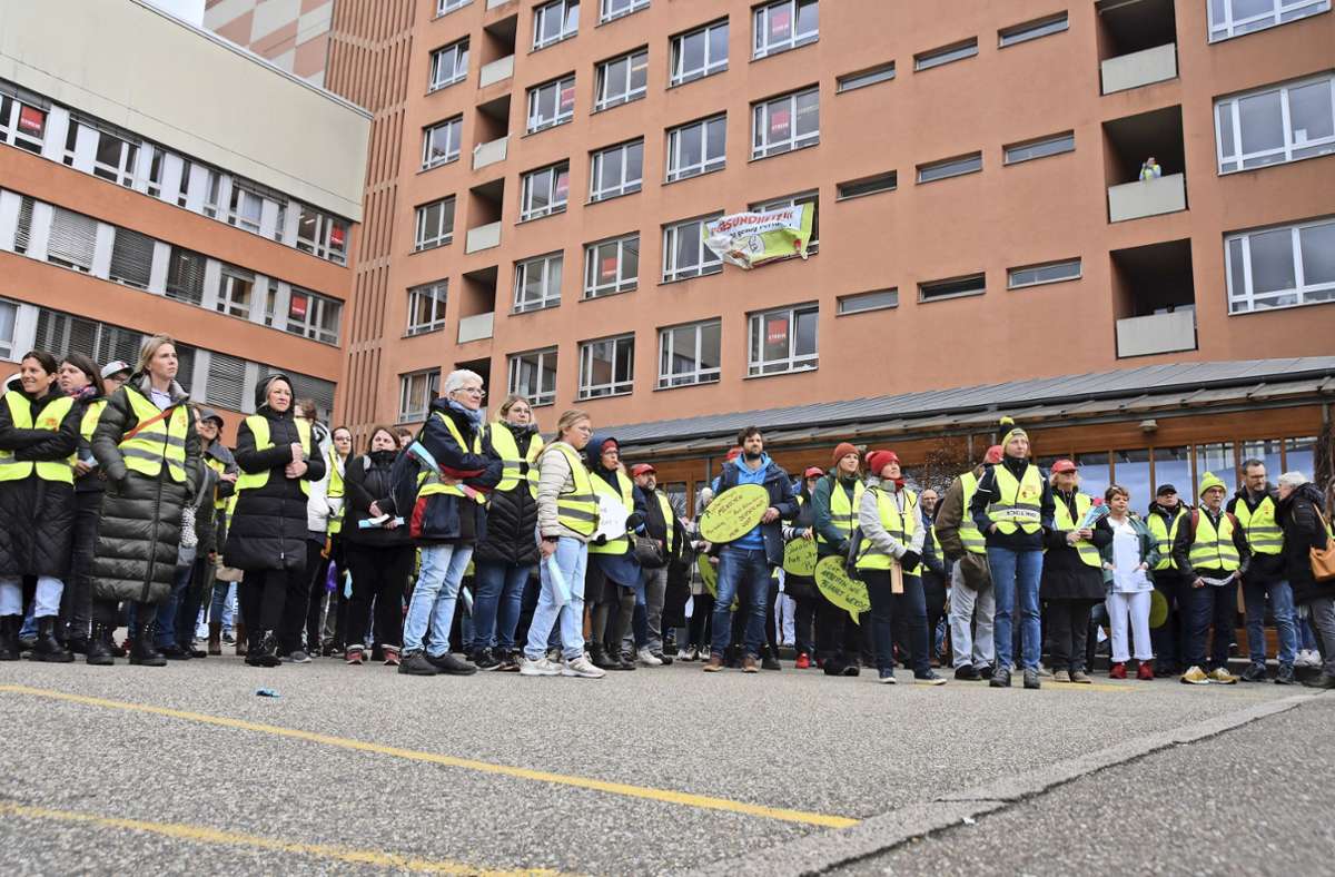 Rund 80 Beschäftigte des Lahrer Krankenhauses legten am Dienstag die Arbeit nieder, zur Kundgebung kamen rund 200 Menschen. Foto: Gieger