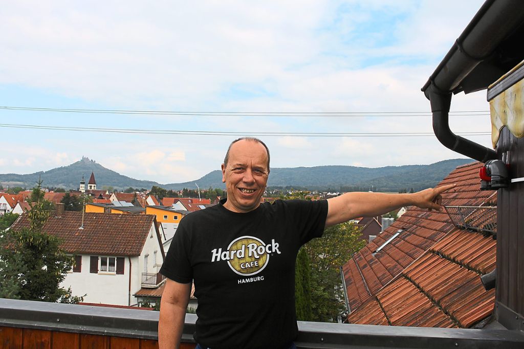 Werner Braun zeigt den Feinstaubsensor an seinem Haus. Fotos: Frank