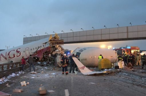 Schreckliche Bilder aus Moskau: Ein Flugzeug rast durch einen Zaun und zerbricht in mehrere Teile - mindestens vier Menschen sterben bei dem Unglück.  Foto: AP