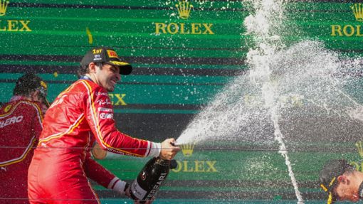 Ferrari-Pilot Carlos Sainz feiert mit Champagner seinen Sieg. Foto: Scott Barbour/AP/dpa