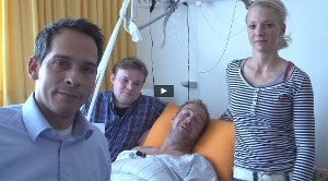 In einer Videobotschaft, die am Samstagmorgen am Krankenbett des Künstlers aufgenommen wurde, grüßt Hannes im Beisein zweier Mitarbeiter und seiner Showpartnerin Vivian Grom das Publikum.  Foto: sb