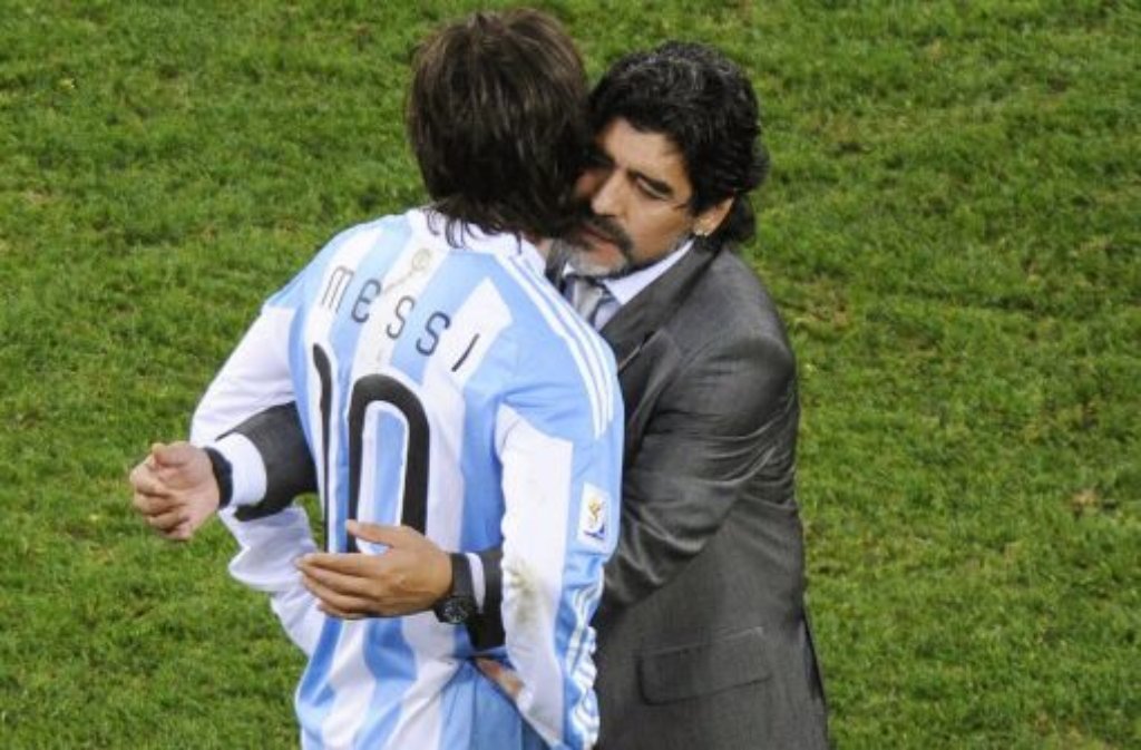 Wer hält sich hier an wem fest? Trost konnte Maradona seinem Super-Star Messi nach der K.O.-Niederlage gegen Deutschland jedenfalls nicht spenden.