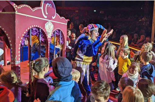 Mister Lorenz kommt bei den Kindern an. Viele Familien strömen zur Premiere ins Zirkuszelt im Friedengrund. Foto: Cornelia Spitz