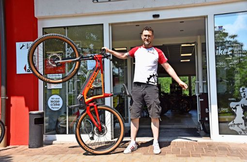 Markus Kollmer, Inhaber von Kollmer Bikes, führt ein  E-Mountain-Bike vor. Foto: Kapitel-Stietzel