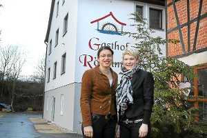 Sabine Außersteiner und Melanie Gawlik (von rechts)  sind die neuen Pächterinnen der Rötenmühle.  Foto: Steinmetz Foto: Schwarzwälder-Bote