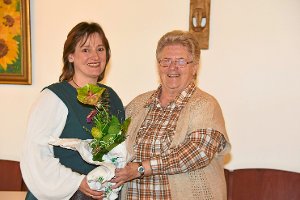 Brigitte Hirt (rechts), Vorsitzende des katholischen Altenwerkes St. Georg in Empfingen, dankt Sigrid Maute mit einem Blumenstrauß. Foto: Baiker Foto: Schwarzwälder-Bote