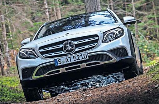 Wühlt sich durch: die neue E-Klasse All-Terrain von Mercedes. Foto: Hersteller