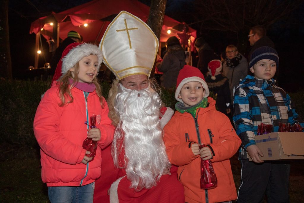 Der Nikolaus brachte Geschenke und Süßigkeiten für die Kinder.