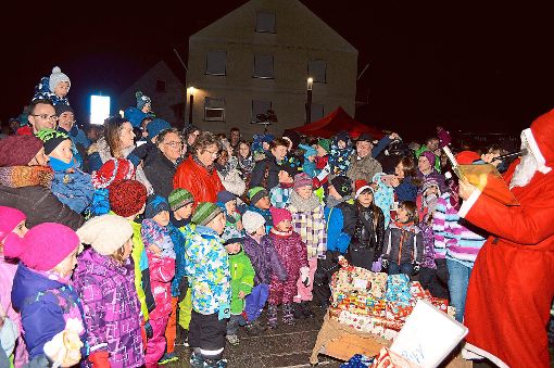 Für alle Kinder gab’s am Nikolausabend ein Geschenk in der neuen Rötenberger Ortsmitte. Foto: Herzog Foto: Schwarzwälder-Bote