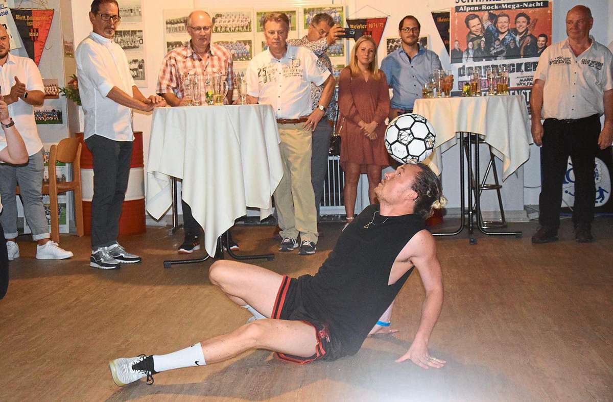Für den Showact des Abends hatte man, passend zum Anlass, den Fußball-Freestyler René Mathussek engagiert.